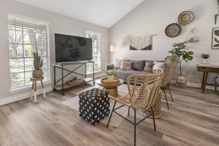 2BR Katy Retreat, Prime Location Fast Wi-Fi - PVT - 8