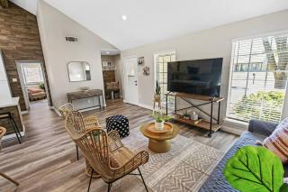 2BR Katy Retreat, Prime Location Fast Wi-Fi - PVT - 9