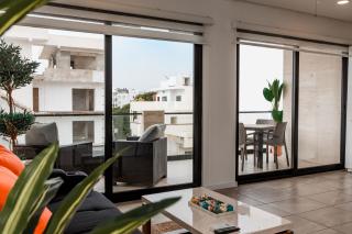 Grand Fifty, Stylish Stay with Rooftop Pool - 4