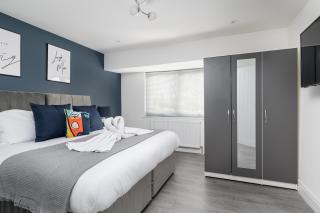 Spacious Modern 4BR in Prime Milton Keynes, Free Parking & WiFi - 2