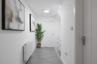 Spacious Modern 4BR in Prime Milton Keynes, Free Parking & WiFi - 1