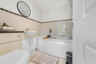 2BR En Suite House w Garden Parking Near Windsor & Heathrow - 3