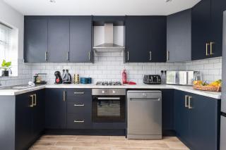 Spacious Modern 4BR in Prime Milton Keynes, Free Parking & WiFi - 5