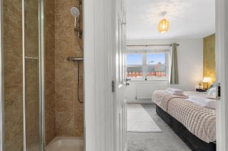 2BR En Suite House w Garden Parking Near Windsor & Heathrow - 1