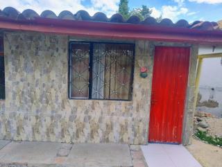 Comodo chalet, en una muy buena ubicación y rodeado de jardines - 7