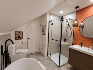 Lake Views, Hot Tub, Fireplace and Pool Table - 1