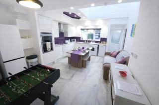 Spacious 5BR Home with Garden, Games & Parking Near Heathrow Windsor - 7