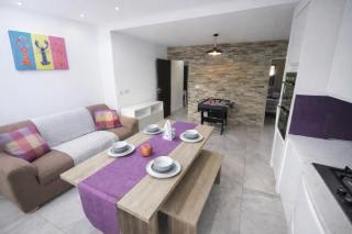 Spacious 5BR Home with Garden, Games & Parking Near Heathrow Windsor - 8