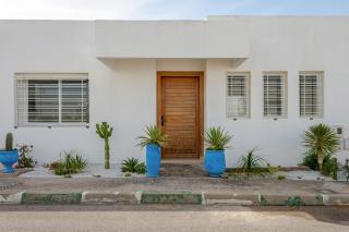 Cozy 3BR Beachfront Villa & Private Beach Access - 7