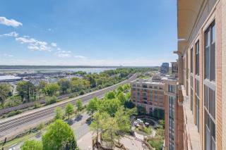 1 Mi to DCA Airport Potomac Yard Apt with Pool - 8