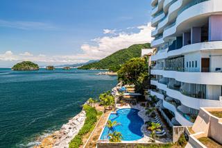 Modern condo with ocean views, rooftop infinity pool & central AC - 0