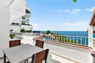 Modern coastal villa with ocean views, pool, WiFi & full kitchen - 8