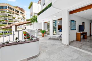 Modern coastal villa with ocean views, pool, WiFi & full kitchen - 6