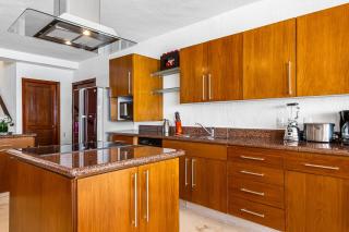 Elegant oceanview penthouse with private rooftop jacuzzi, pools & spa access - 1