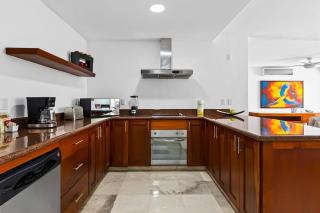 Elegant suite with ocean-view pools, hot tub, gym, balcony & full kitchen - 8