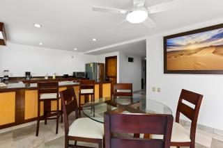 Luxurious partial ocean-view suite with 3 pools, hot tub, gym & balcony - 4