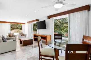 Luxurious partial ocean-view suite with 3 pools, hot tub, gym & balcony - 5