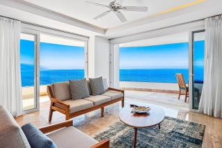 Stunning Oceanfront Apartment with Breathtaking Views and Luxurious Amenities - 9