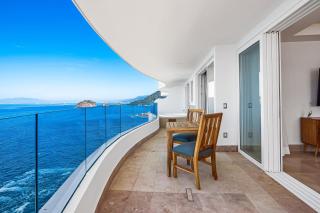 Stunning Oceanfront Apartment with Breathtaking Views and Luxurious Amenities - 1