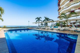 Relaxing coastal escape with panoramic views, pool, hot tub & sunny terrace - 6