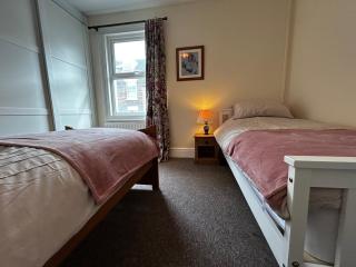 Central Swindon Contractor Hub - 4 bed house with parking - 6