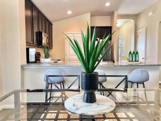 4BR Home San Antonio, Prime Location, Fast Wi-Fi-SR - 6