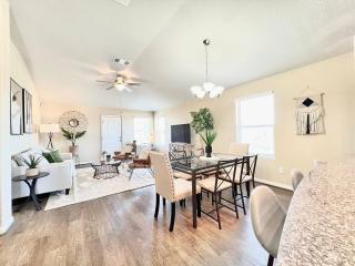 4BR Home San Antonio, Prime Location, Fast Wi-Fi-SR - 1