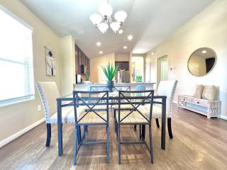 4BR Home San Antonio, Prime Location, Fast Wi-Fi-SR - 2