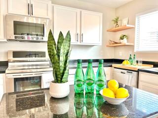 Comfortable & Central, 3BR San Antonio (4 Beds) CC - 1