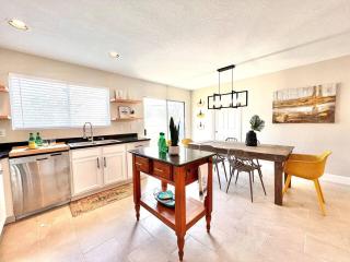 Comfortable & Central, 3BR San Antonio (4 Beds) CC - 5