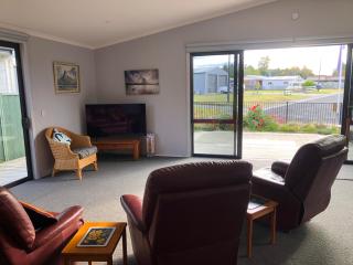 Modern Spacious Manapouri Home - 6