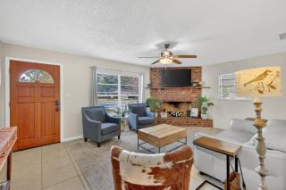 Cozy Stay Ocala, King Bed, Fenced yard, WIFI, Near WEC & Historic Downtown, Dogs Ok - 8