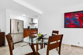 Well-located hillside suite with rooftop pool, fitness center & family features - 1