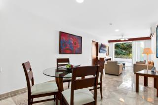 Well-located hillside suite with rooftop pool, fitness center & family features - 3