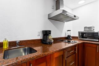 Well-located hillside suite with rooftop pool, fitness center & family features - 1
