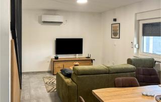Lovely Home In Banfi - 8