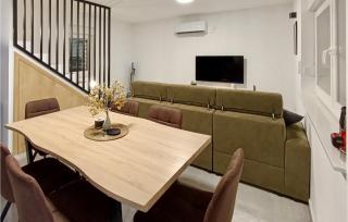 Lovely Home In Banfi - 2