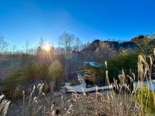 Muir's Retreat - Hot Tub - Pet Friendly - Private - Located Just Minutes from Nada Tunnel - 8