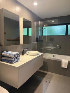 Yaroomba Getaway Across from Clive Palmer Golf Course - 3