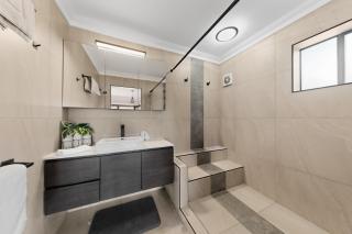 Waterfront Stay at Newport Commercial Kitchen - 2