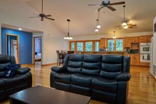 Serene Rustic Retreat with Lake - 9