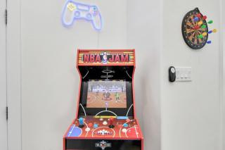 Luxury Game House w Rooftop, Downtown View, Arcade - 5