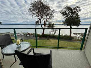 Oceanfront Escape - Studio with Kitchenette - 6