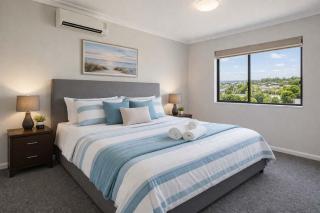 Coastal Breeze Apartment - Steps Away from City Stadium & Ferry Townsville - 0