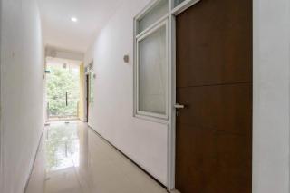 Aimer Guest House Syariah Mitra RedDoorz - 4