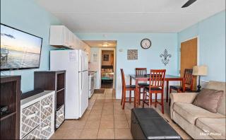 1 Bedroom Beach Condo with a Pool & Balcony - 9