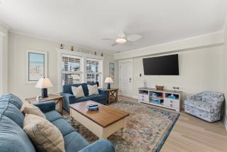 Spacious 4 BR Beach Condo with a Private Balcony, Parking, & Out - 4