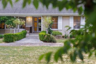 Yarra Valley Farmhouse | Alpacas Firepit Space Pod - 3