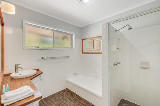 Blue Hills Retreat in Leafy Rangeville - 7