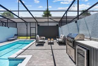 Beautifully Renovated 5-Bedroom Villa w Pool Near Disney - 4